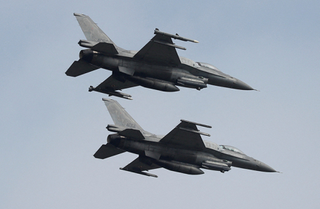 Истребители F-16.