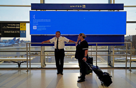 Монитор с ошибкой вместо расписания рейсов United Airlines в аэропорту Ньюарка. Нью-Джерси, США.
