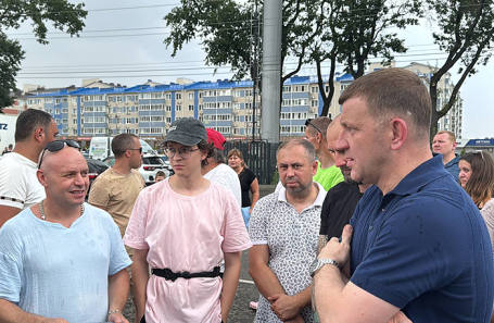 Мэр Краснодара Евгений Наумов во время встречи с жителями улицы Краеведа Соловьева, где из-за аварии в домах пропали свет и вода.