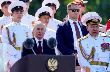 Владимир Путин и главнокомандующий ВМФ России адмирал Александр Моисеев.
