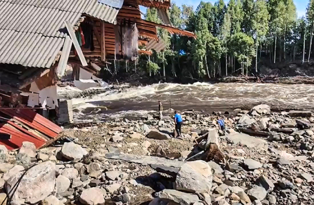 Последствия размытия временной перемычки между двумя шлюзами на Беломорско-Балтийском канале. Снимок с видео. Максимально возможное качество.