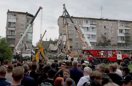Последствия обрушения подъезда жилого дома в результате взрыва газа.