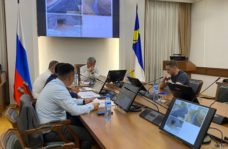 Глава Бурятии Алексей Цыденов на совещании в связи с паводками и введеным режимом ЧС республиканского уровня.