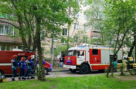 Оперативные службы у жилого дома на улице Артамонова, где произошел взрыв.