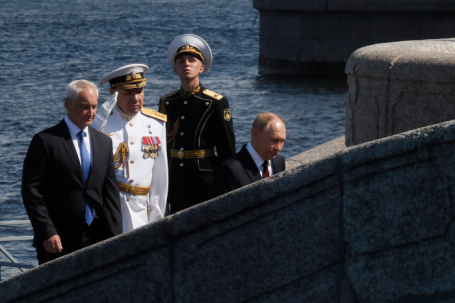 Министр обороны РФ Андрей Белоусов, главнокомандующий ВМФ РФ Александр Моисеев и президент РФ Владимир Путин