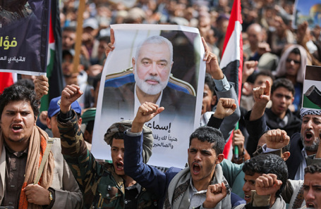 Демонстрация  возле здания ООН в Сане (Йемен), осуждающая убийство Исмаила Хании.