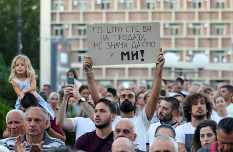 Акция протеста против открытия литиевого рудника компании Rio Tinto в Сербии. Надпись на плакате: «То, что вы продаетесь, не значит, что мы тоже». 7 августа 2024 года.