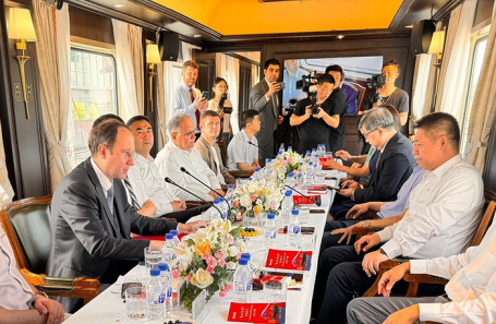 Во время торжественной церемонии запуска первого рейса туристического и экскурсионного железнодорожного состава «Чанлюйхао».