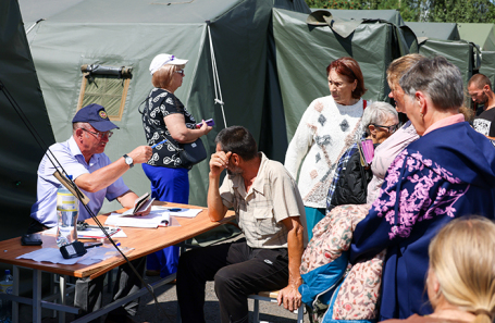 Эвакуированные жители приграничных районов Курской области в палаточном лагере МЧС России. 