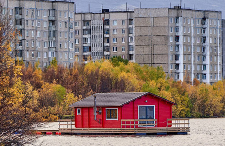 Хаусбот Lapin Jarvi на озере Лумболка в городе Мончегорске Мурманской области