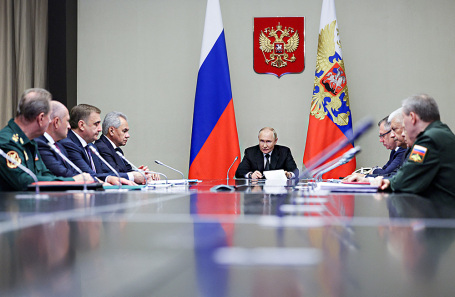 Владимир Путин во время совещания с членами Совбеза России.