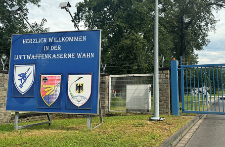 Вид на въезд на немецкую военно-воздушную базу Кельн-Ван рядом с аэропортом «Кельн/Бонн» после того, как она была опечатана, а работающим там солдатам было рекомендовано не пить водопроводную воду.