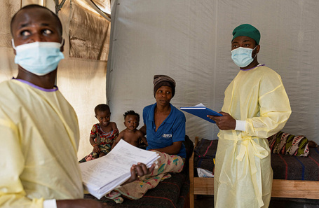 В полевом госпитале для инфицированных оспой обезьян в Конго.