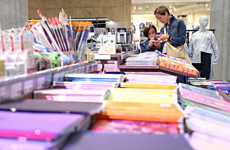 Посетители на традиционной школьной ярмарке в Центральном детском магазине на Лубянке.