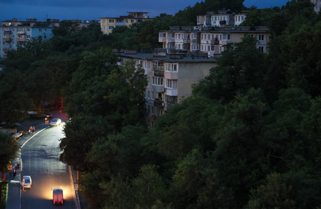 Приморский край. Владивосток. Вид на многоэтажные дома во время перебоев с подачей электричества. 