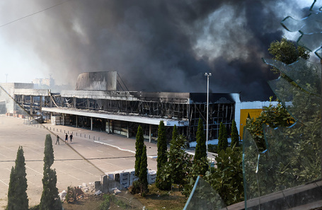 Дым над торговым центром «Галактика» в Петровском районе Донецка. 