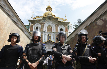 Сотрудники полиции у Киево-Печерской лавры. Архивное фото.