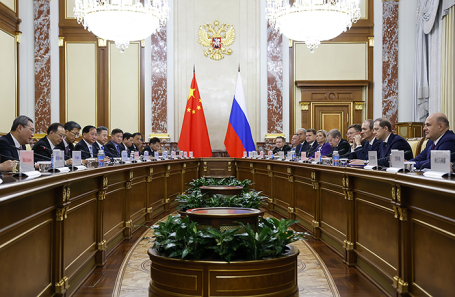 Премьер-министр РФ Михаил Мишустин (справа) и премьер Госсовета КНР Ли Цян (слева) во время 29-й встречи глав правительств России и Китая. 