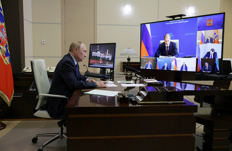 Президент РФ Владимир Путин в Ново-Огарево во время совещания о ситуации в Белгородской, Брянской и Курской областях в режиме видеоконференции.
