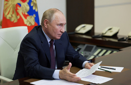 Президент РФ Владимир Путин во время совещания по экономическим вопросам в режиме видеоконференции в Ново-Огареве.