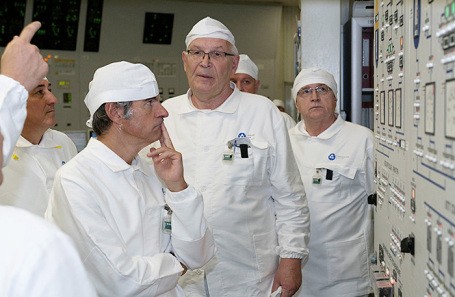 Глава МАГАТЭ Рафаэль Гросси и директор Курской АЭС Александр Увакин (в центре слева направо).