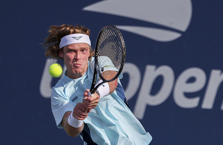 Российский теннисист Андрей Рублёв в матче второго круга Открытого чемпионата США по теннису (US Open) против Артура Риндеркнеша из Франции. 