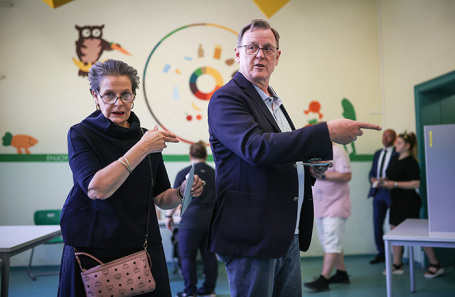 Премьер-министр Тюрингии и главный кандидат от партии «Левая» (Die Linke) Бодо Рамелов с супругой на избирательном участке. Тюрингия. Германия.