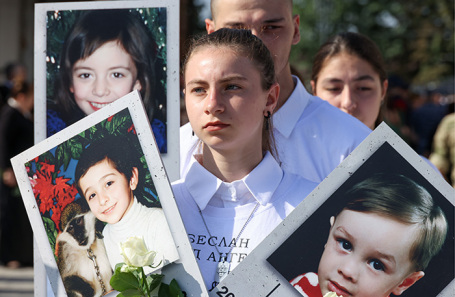 Участники траурной церемонии в Беслане.