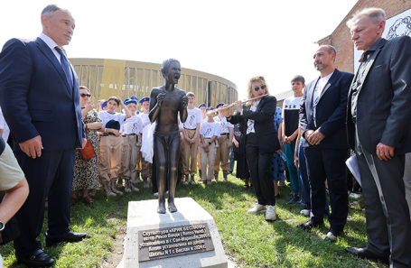 Копия монумента «Немой крик» скульптора Ренцо Венди в Беслане.