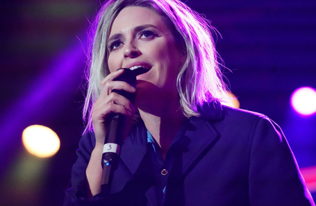 Эмили Армстронг.