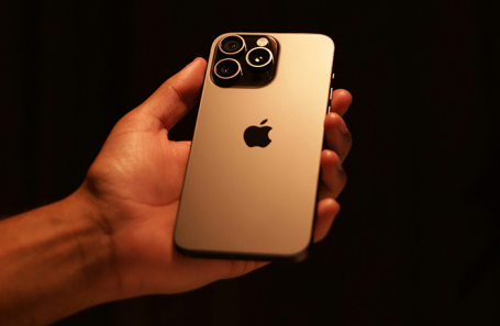 Модель iPhone 15 Pro Max.
