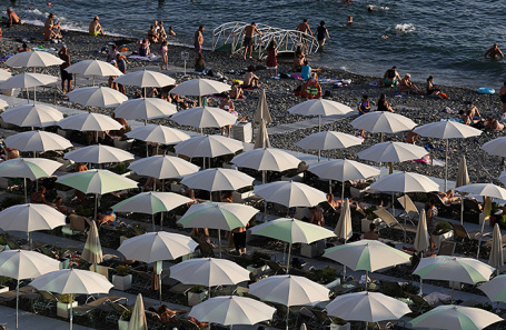 Городской пляж в Сочи.