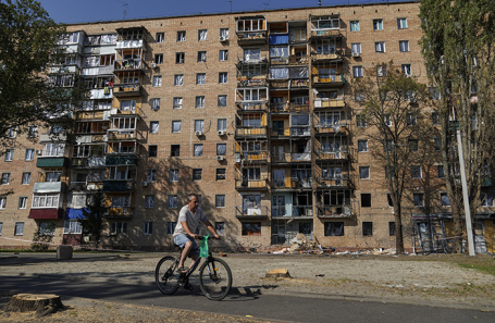 Житель у дома, поврежденного в результате обстрела ВСУ в Курске.