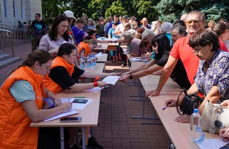 Эвакуированные жители во время получения гуманитарной помощи. Курская область.