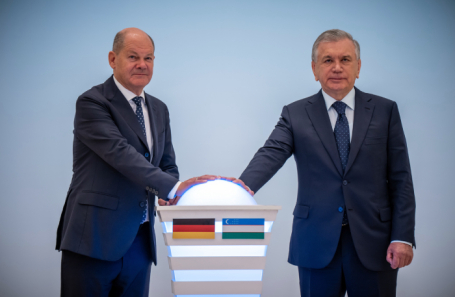 Президент Узбекистана Шавкат Мирзиёев (справа) и канцлер Германии Олаф Шольц (слева).