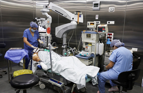 Врачи оперируют одного из пострадавших от взрывов. Бейрут, Ливан.