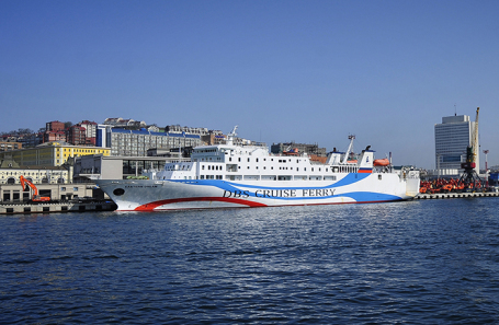 Корейский паром DBS Cruise Ferry у морского вокзала Владивостока.