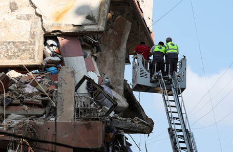 Спасатели на месте ракетного удара Израиля по южному пригороду Бейрута. 