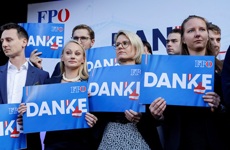 Сторонники праворадикальной Австрийской партии свободы (FPÖ) держат плакаты с надписью «Спасибо» в день всеобщих выборов в Австрии.