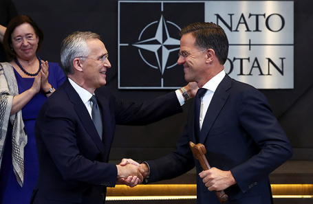 Новый генеральный секретарь НАТО Марк Рютте и уходящий с этого поста Йенс Столтенберг (справа налево) во время церемонии передачи полномочий в штаб-квартире организации.