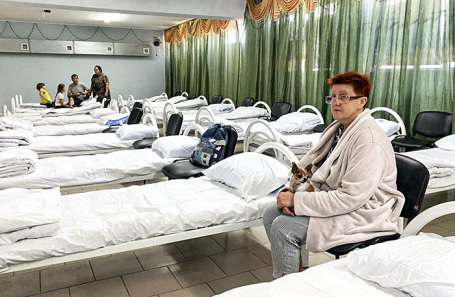 Жители поселка в Адыгее в ПВР после ночной атаки дронов.