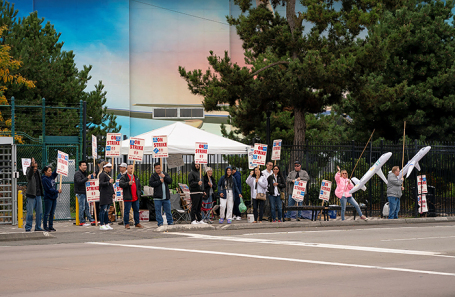 Рабочие завода Boeing и их сторонники на пикете у входа на производственный объект Boeing в Рентоне, штат Вашингтон, США.