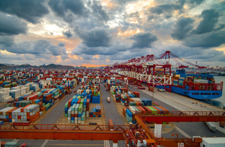 Контейнерный терминал в Циндао.