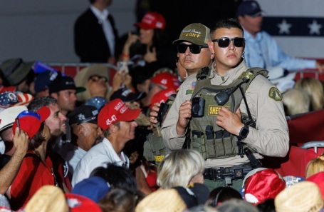 Шерифы округа Риверсайд стоят на страже порядка во время митинга Дональда Трампа в Коачелле