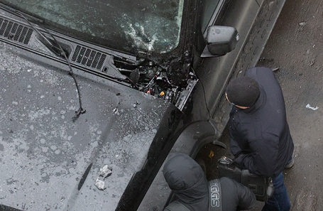 Поврежденный после подрыва автомобиль Tank во дворе дома на Профсоюзной улице в Москве.