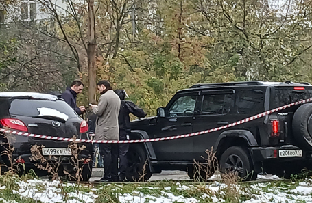 Поврежденный после подрыва автомобиль Tank во дворе дома на Профсоюзной улице.