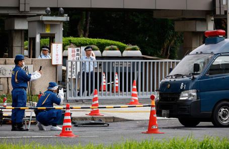 Сотрудники полиции у здания штаб-квартиры правящей Либерально-демократической партии Японии.