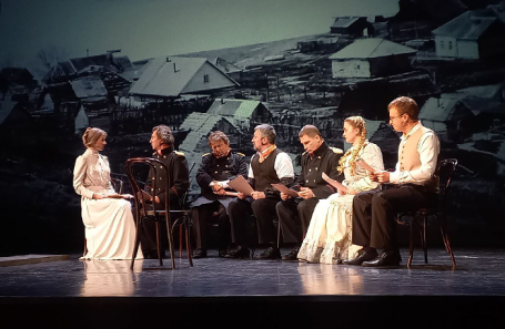 Сцена из спектакля «Памятник «Слава»».