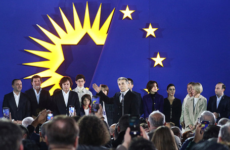 Основатель правящей партии «Грузинская мечта» Бидзина Иванишвили (у микрофона) на праздновании победы на парламентских выборах. 