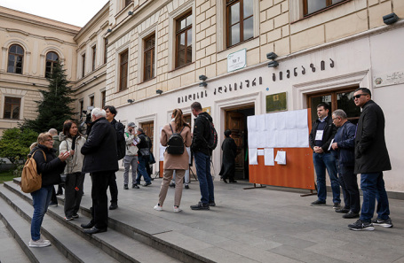 Горожане около избирательного участка. Тбилиси. 